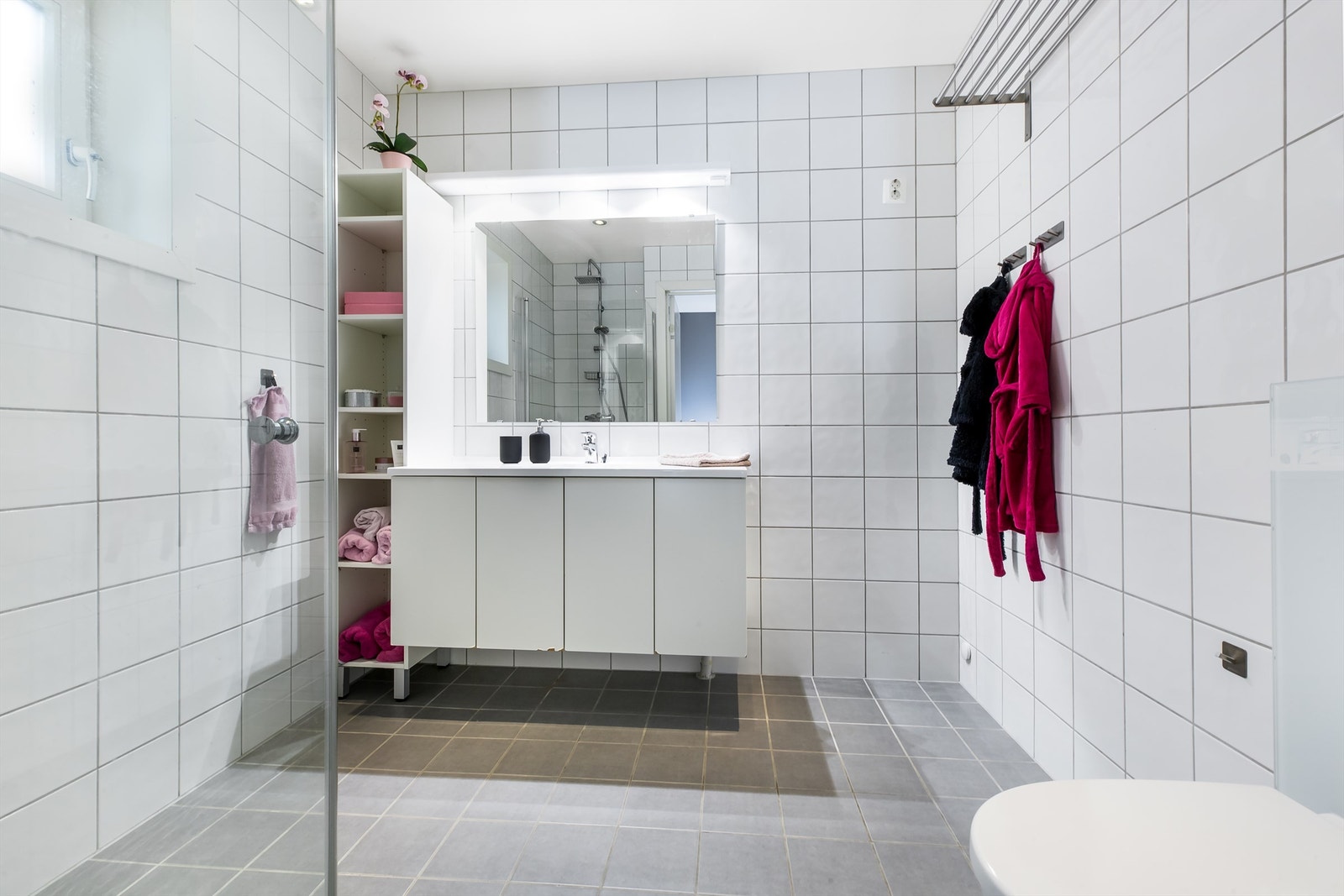 Bad ligger praktisk plassert ved inngangparti Galleribilde