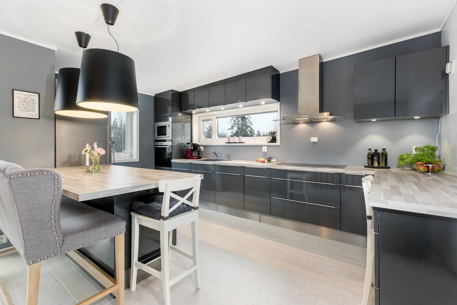 Lekkert Mobalpakjøkken med integrerte hvitevarer Galleribilde