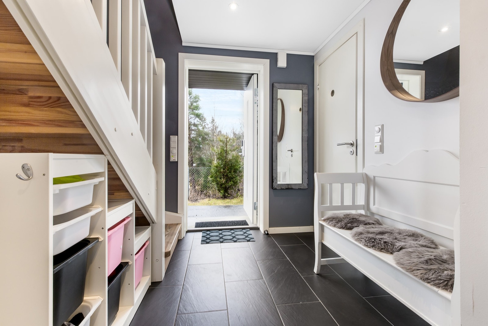 Romslig entré med gulvvarme Galleribilde