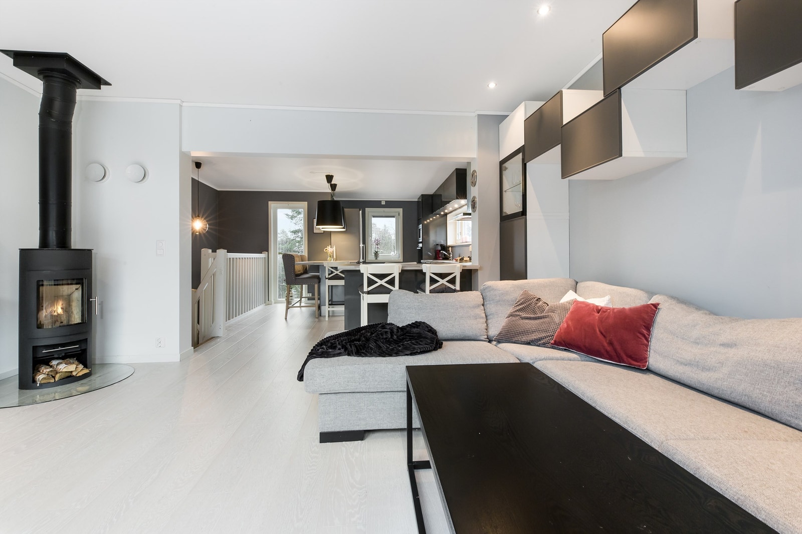 Åpent mellom kjøkken og stue, samt koselig peisovn som varmer godt på kalde vinterdager Galleribilde