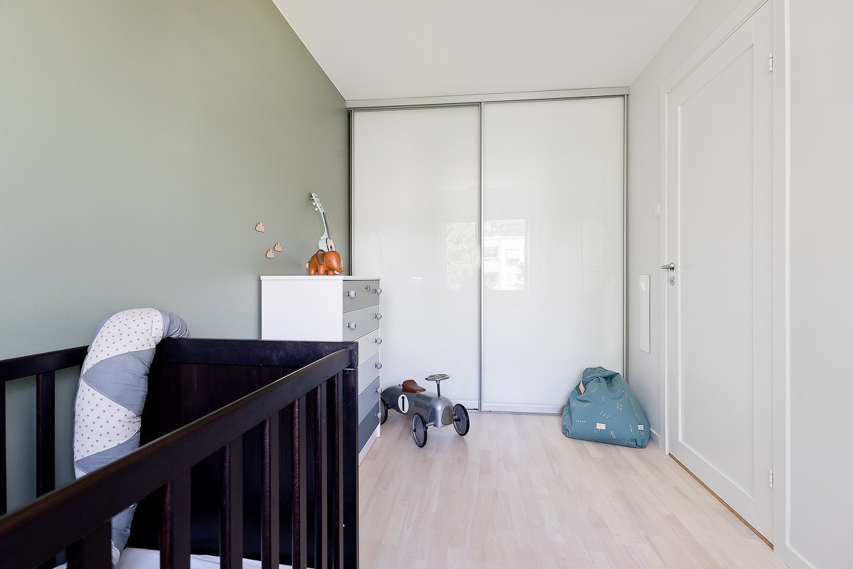 Også dette soverommet er utstyrt med skyvedørsgarderobe. Galleribilde