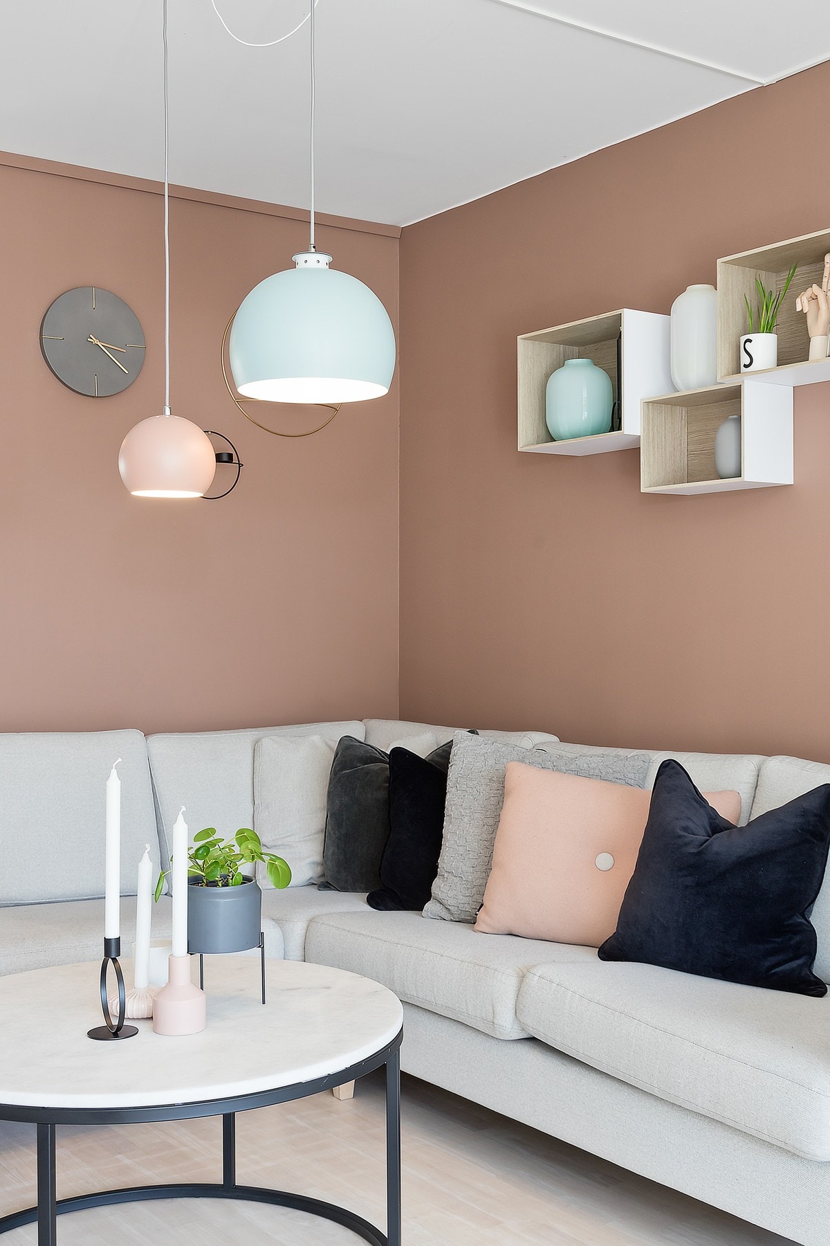 Du har godt med plass til både en stor sofakrok samt et spisebord. Galleribilde