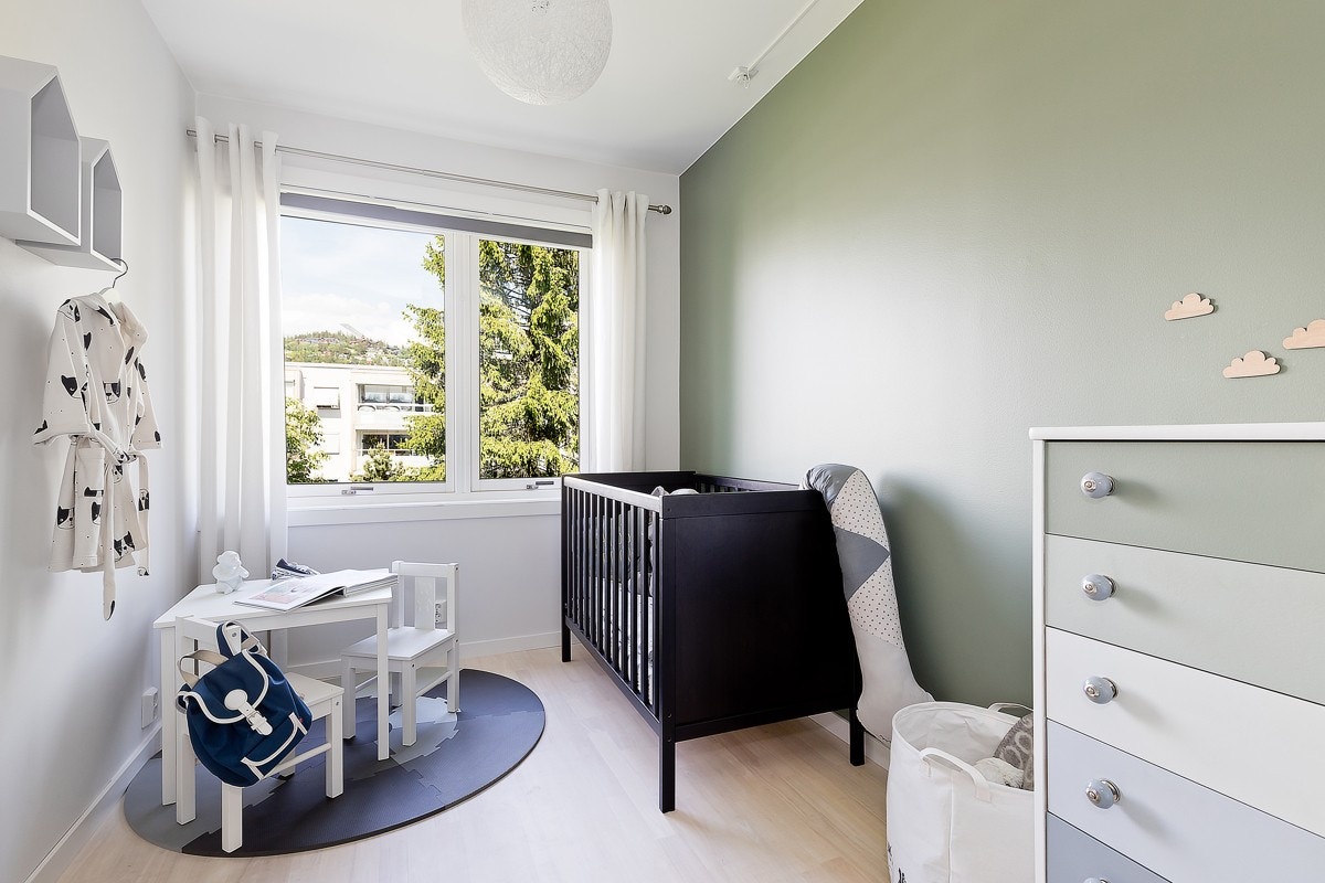 Soverom nr. 2 kan benyttes som barnerom, gjesterom eller hjemmekontor. Alt etter behov. Galleribilde