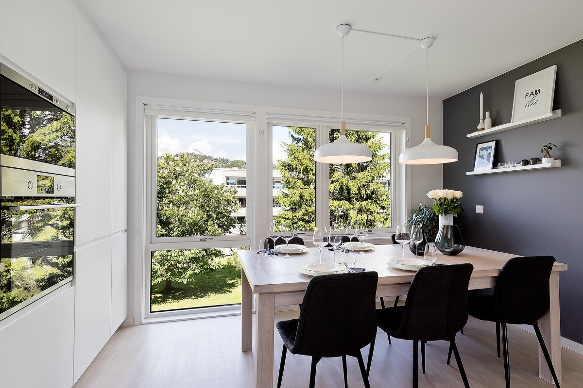 Store vindusflater slipper inn rikelig med naturlig lys i dette rommet, og det er god plass til spisebord. Galleribilde