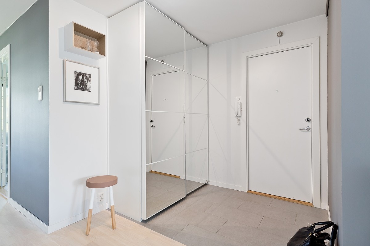 Det første som møter deg når du trer inn i boligen er en innbydende entré med garderobe med speilflater. Galleribilde