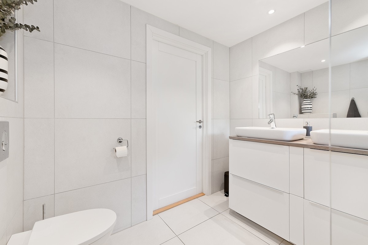 Badet har også varmekabler i gulv og opplegg for vaskemaskin. Galleribilde