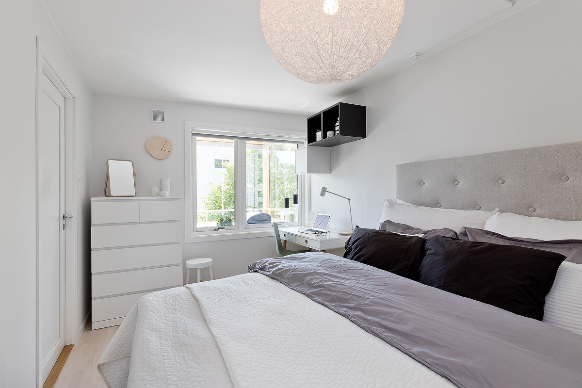 Hovedsoverommet har skyvedørsgarderobe og plass til dobbeltseng. Galleribilde