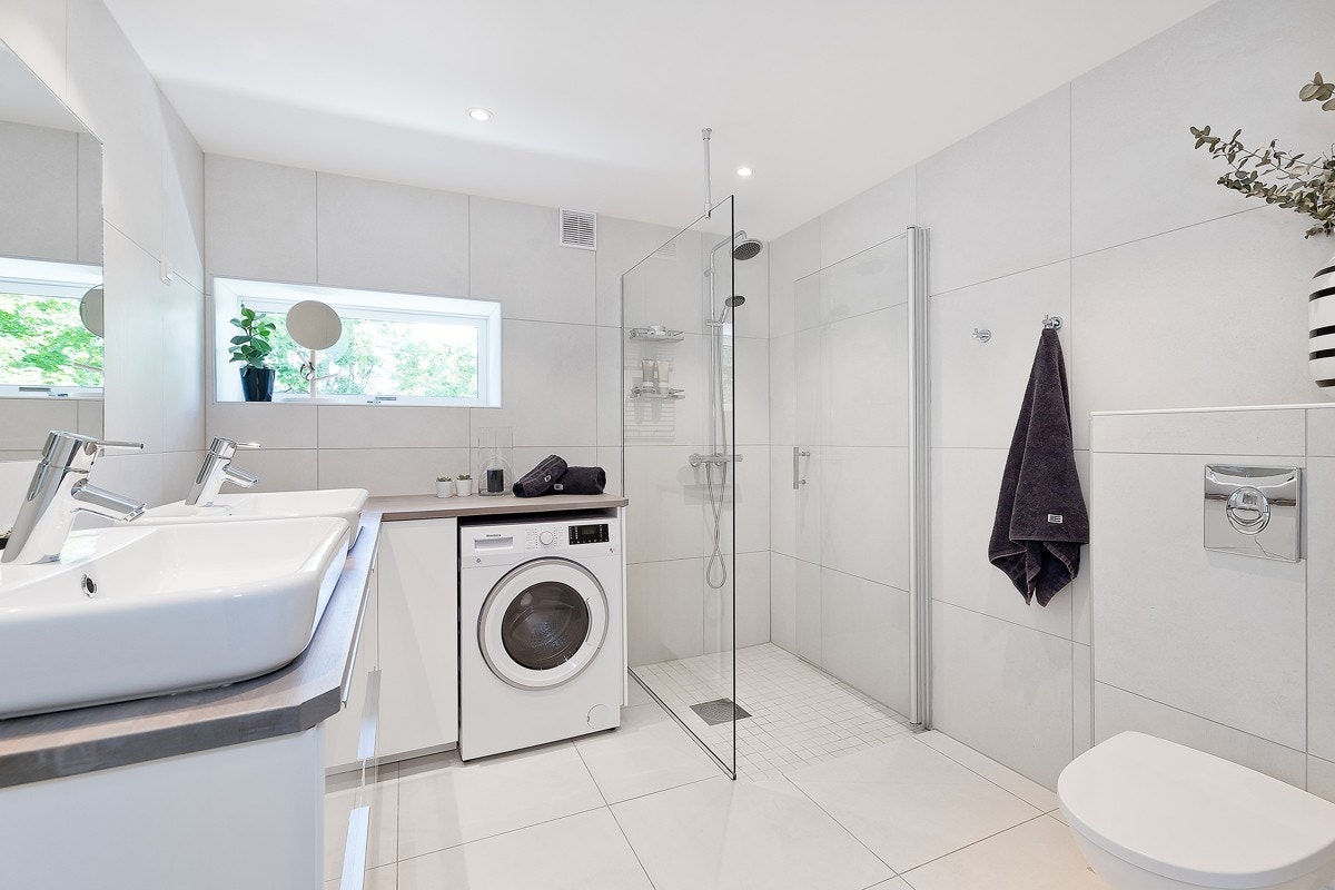 Det lekre, flislagte badet ble pusset opp i 2017 i regi av fagfolk. Galleribilde