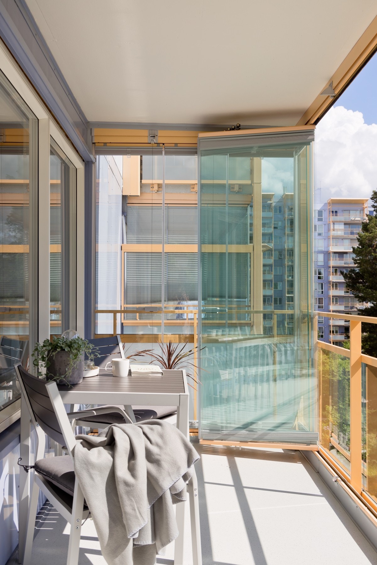 Innglassing av balkongen gjør at du kan skyve alle dørene helt opp, eller lukke helt igjen. Dette gjør at du kan bruke balkongen lengre på vår og høst. Galleribilde