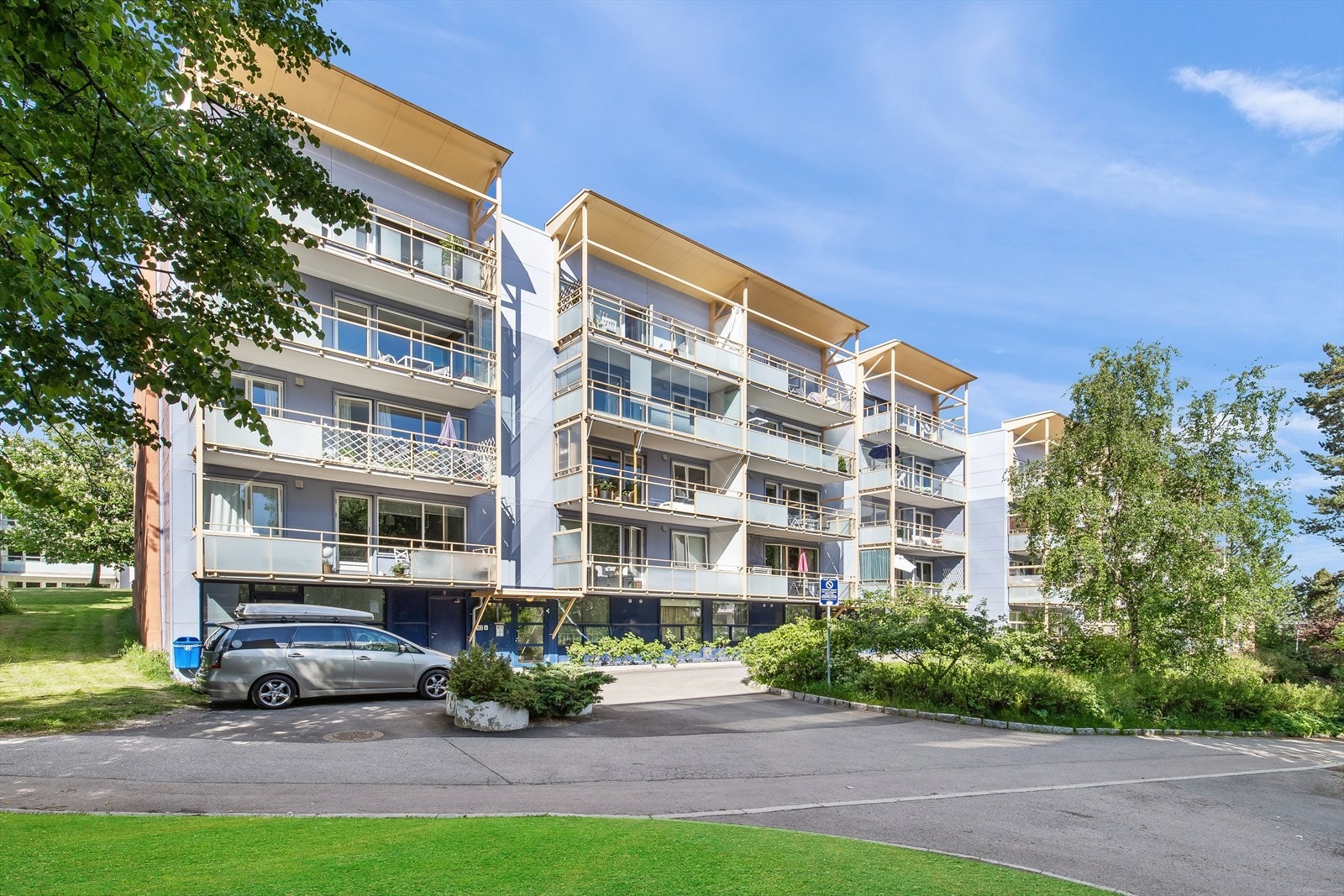 Området er barnevennlig og det er korte avstander til friluft og T-bane. Bilen parkerer du trygt på egen plass i felles garasjeanlegg. Galleribilde