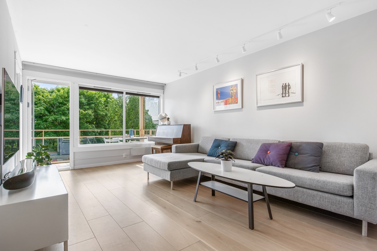 Stuen oppleves som luftig og behagelig. De store vindusflatene tilfører godt med dagslys, komplementert av lysmalte overflater og én-stavs eikeparkett. Galleribilde