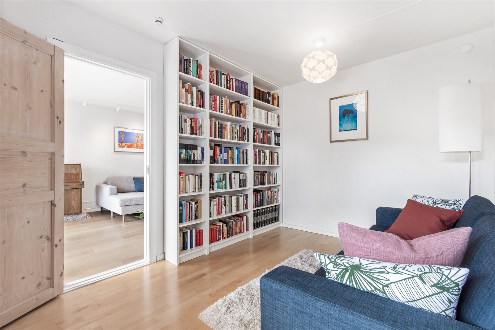 Rommet fungerer i dag som stue og bibliotek, og innredes etter behov. Galleribilde