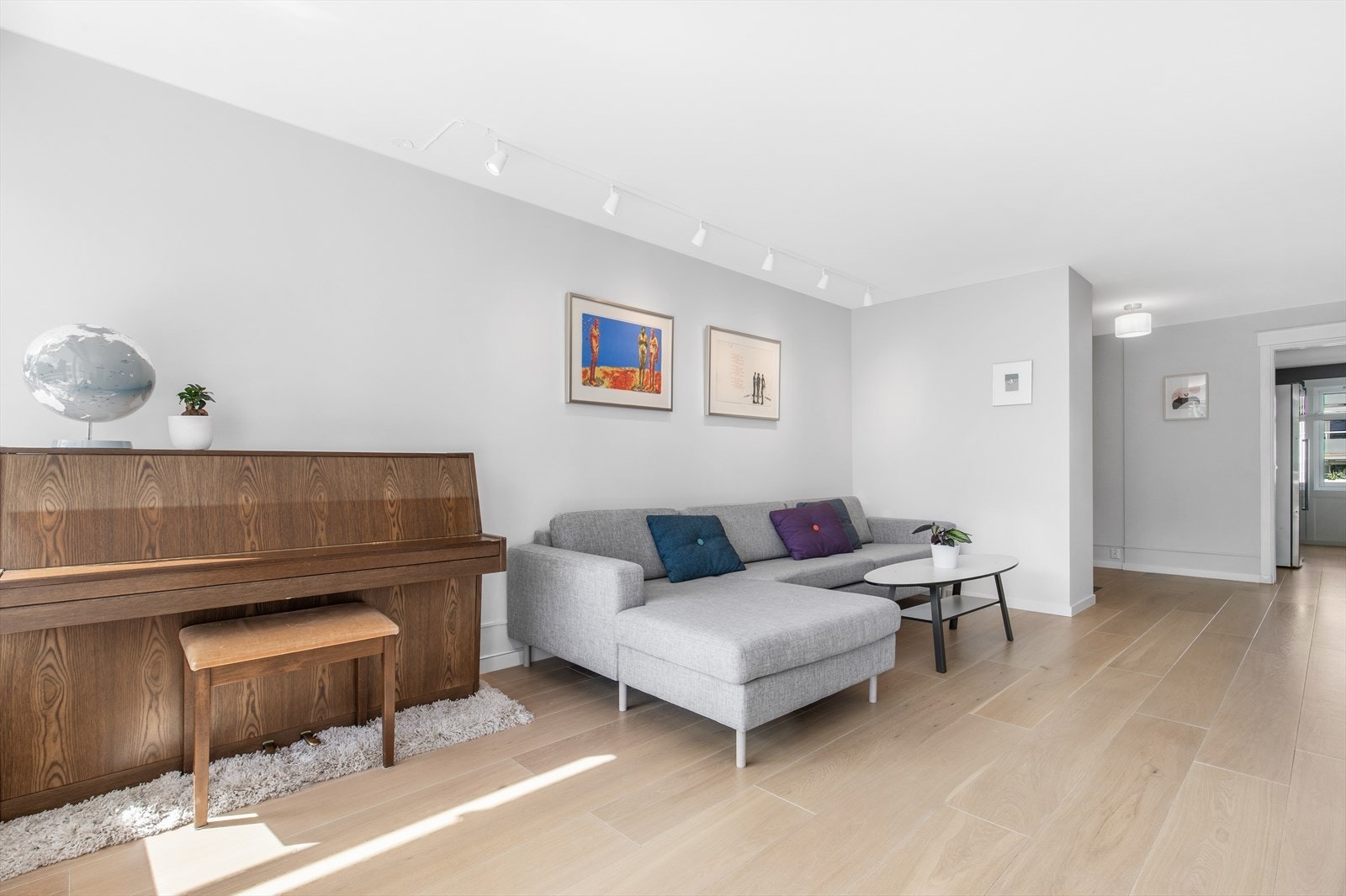 Det er montert moderne panelovner med diskré glassfronter, som sørger for lun og god oppvarming i leiligheten. I stuen er det god plass til sofagruppe, media-møblement og spisebord. Galleribilde