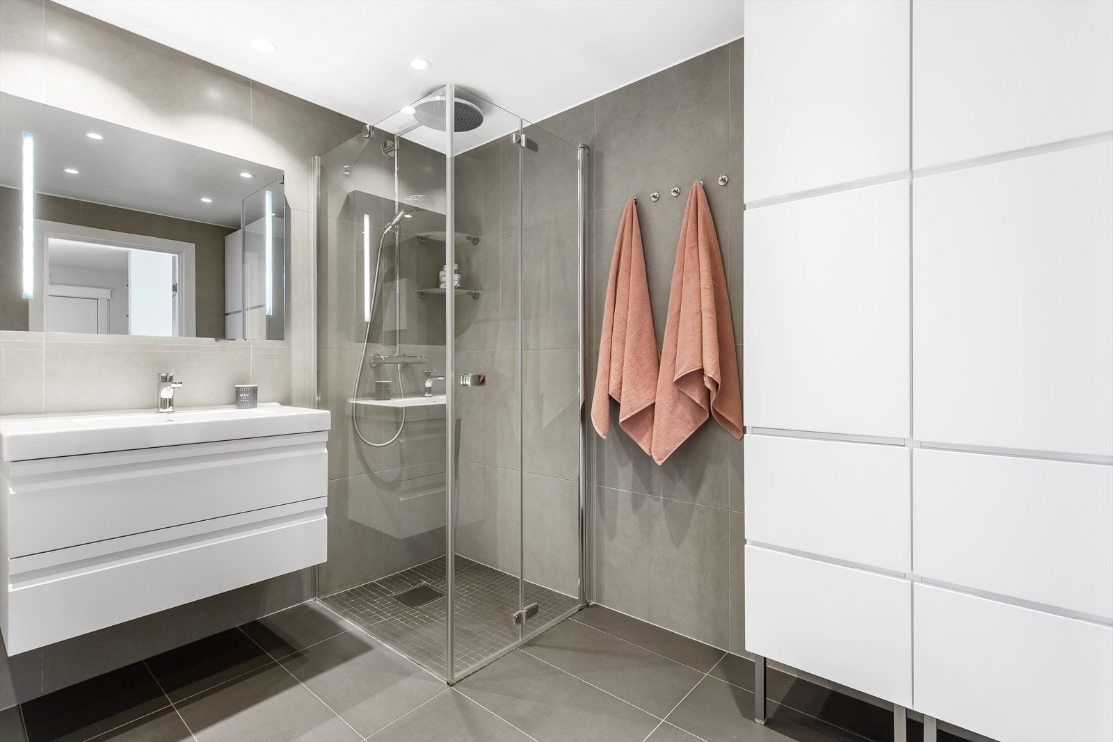 Badet ble renovert i 2014 med store lekre fliser, downlights i himlingen og varmekabler i gulvet. Galleribilde