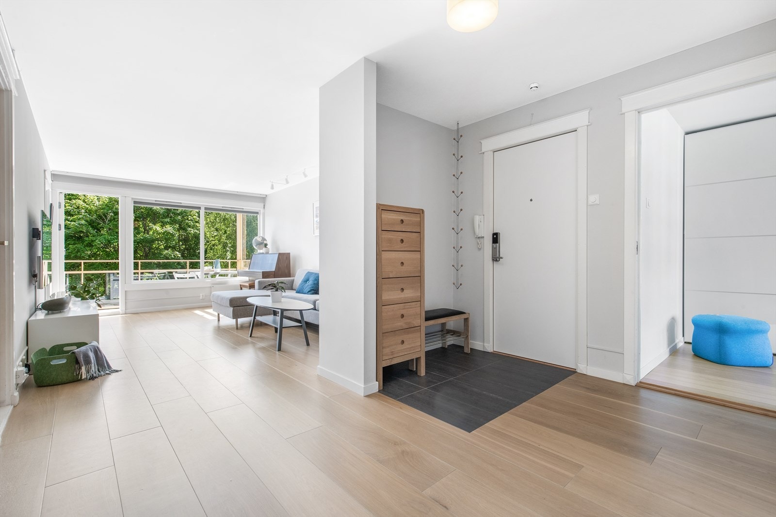 Flisene i inngangspartiet sørger for beskyttelse mot smuss og søl. Døren har elektrisk lås-system, og med dør-calling slipper du gjestene enkelt inn fra bakkeplan. Galleribilde