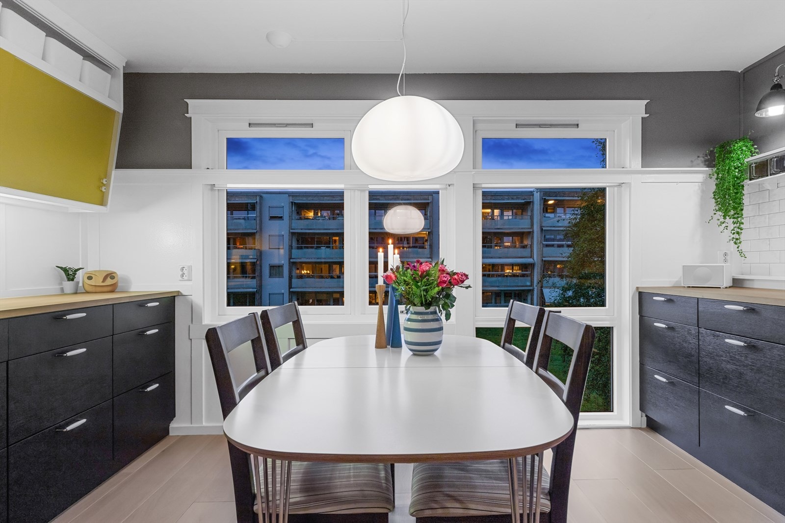 Leiligheten er stilfullt oppusset og har tre gode soverom, innbydende og åpen entré, lys og luftig stue, stort separat kjøkken, lekkert flislagt bad og eget vaskerom. Galleribilde