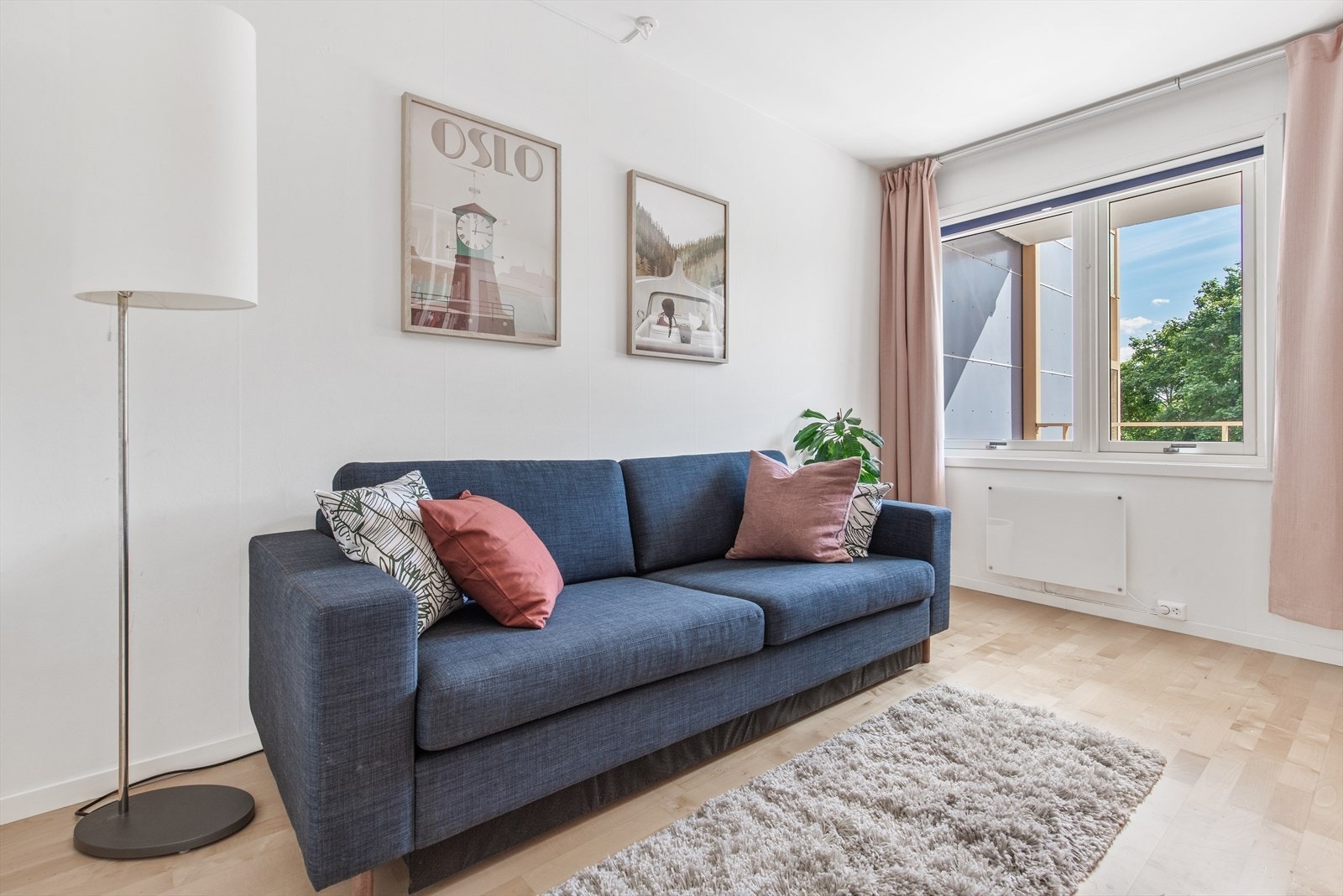 Soverom 2 har også god størrelse med plass til dobbeltseng og skrivebord, i tillegg til garderobeskap. Galleribilde