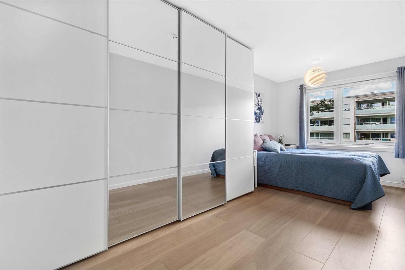 Hovedsoverommet har god plass til dobbeltseng med nattbord og skrivepult. Den store skyvedørsgarderoben følger salget. Galleribilde