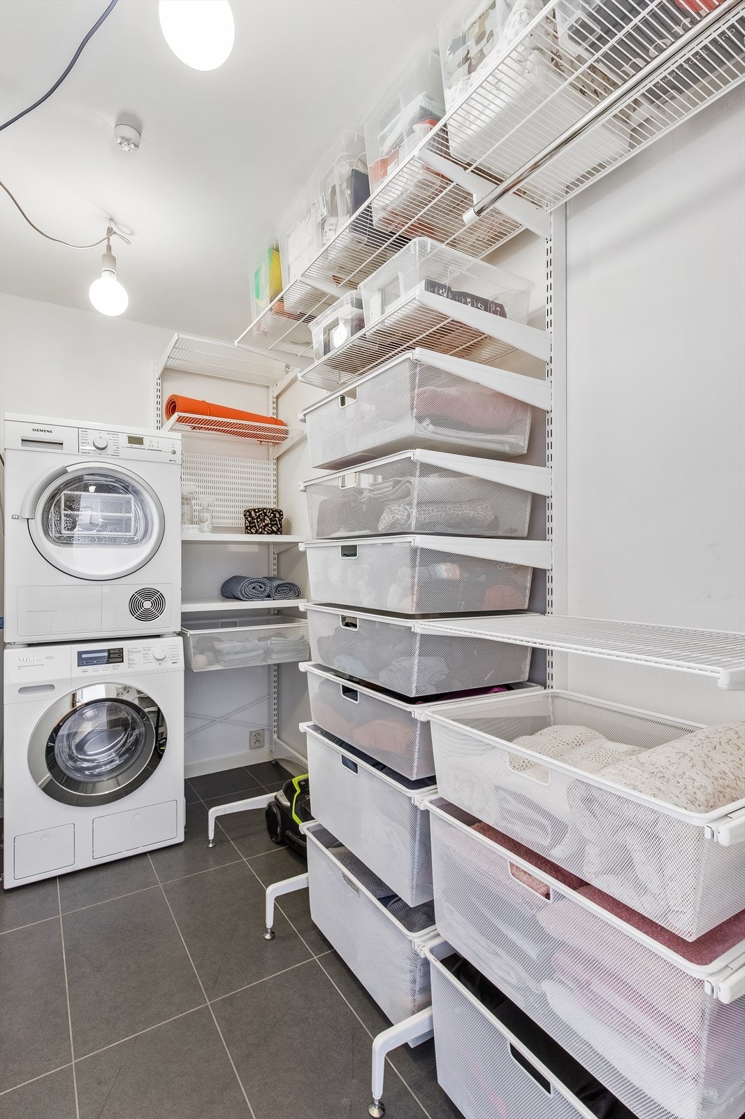 Det er lagt fliser på gulvet, og i forbindelse med opplegg for vaskemaskin er det montert Høiax AquaSafe lekkasjestopper. I boden er det også montert ELFA-garderobesystem. I tillegg disponeres kjellerbod på ca 3.7 m² og bod i oppgang på ca 1.8 m². Galleribilde