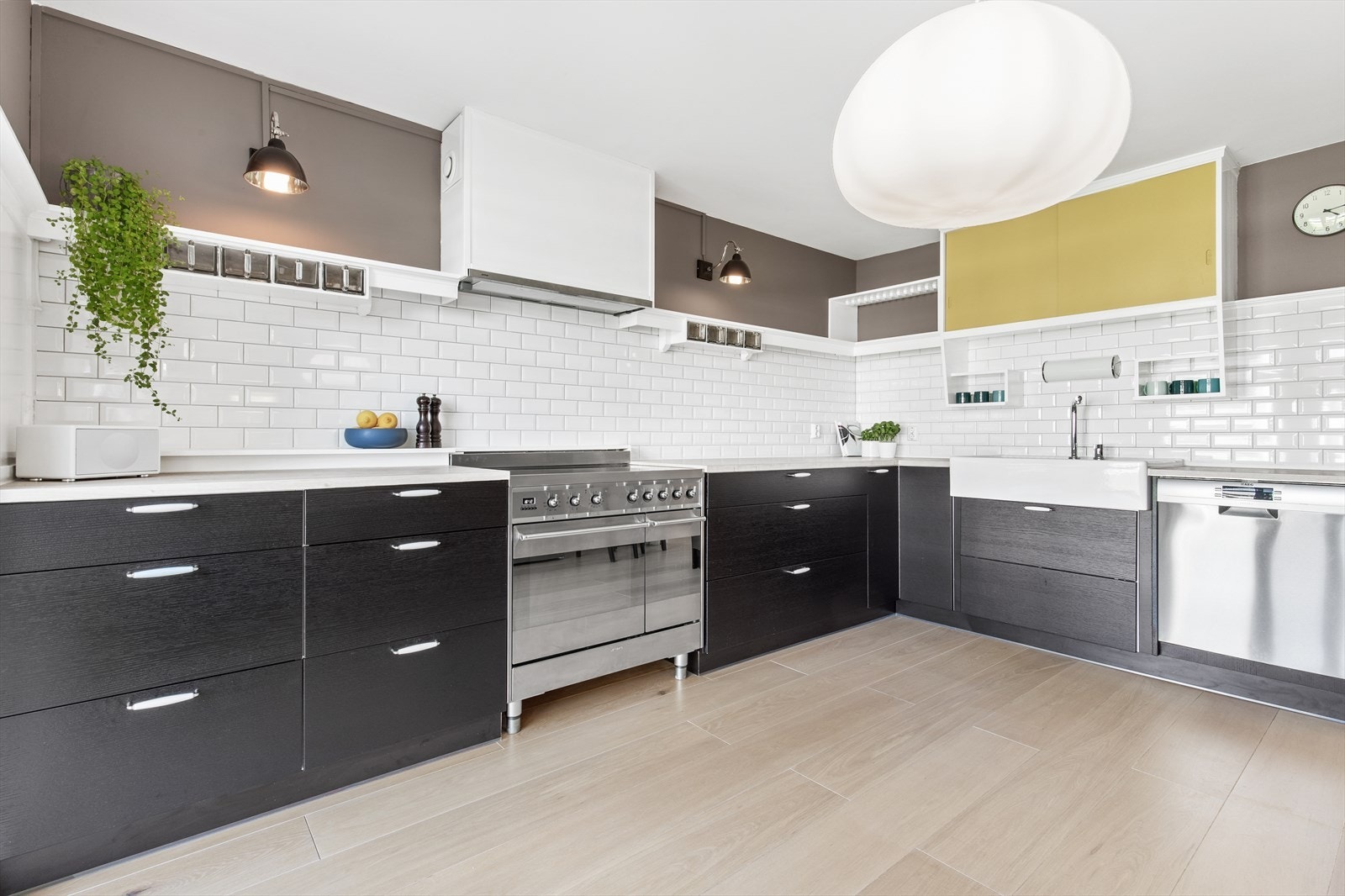 Innredningen er gjennomført med en positiv miks av farger og stil, komplementert av lekre subway-fliser. Det er meget god oppbevarings- og arbeidsplass med takhøye overskap og laminatplater av høy kvalitet. Galleribilde