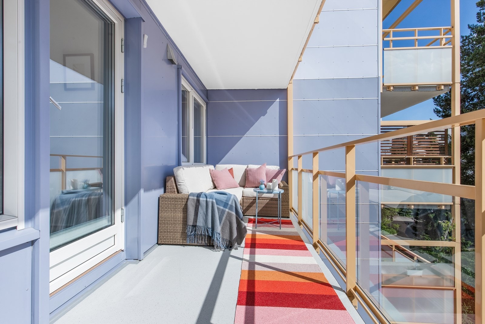 Balkongen er vendt mot sydvest og nyter ettermiddags- og kveldssolen. Galleribilde