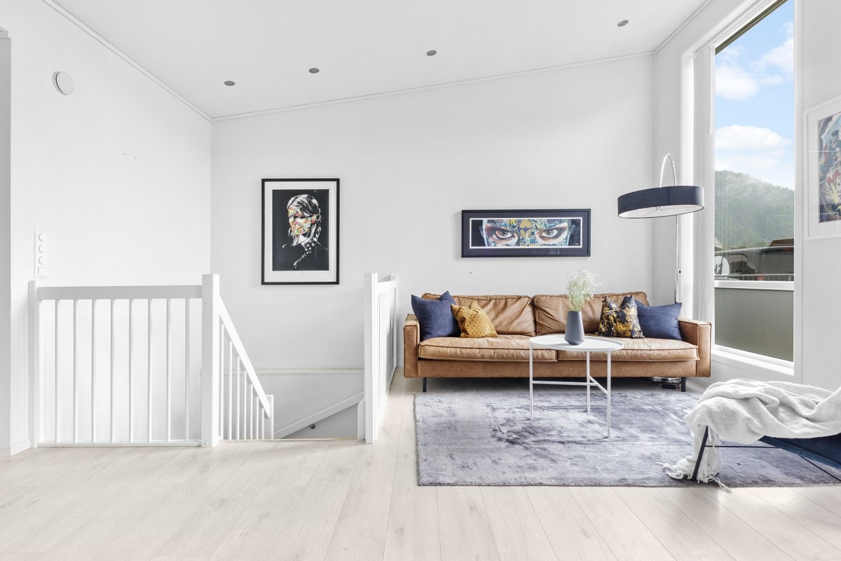 Tilbake i stova er det fint laminatgolv og downlights i himlinga Galleribilde