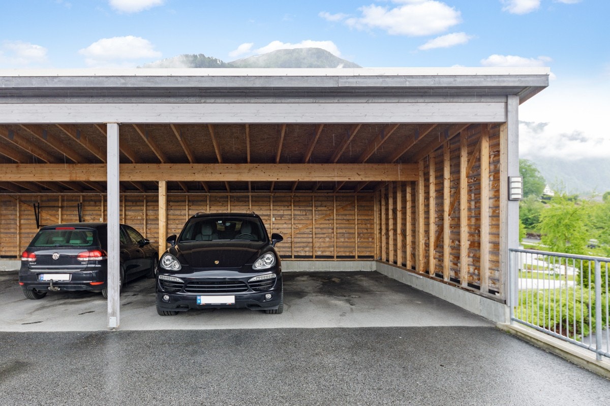 Fast parkeringsplass i carport (pent framkomstmiddel med temperamentproblem kan medfølge, mot pristillegg). Galleribilde