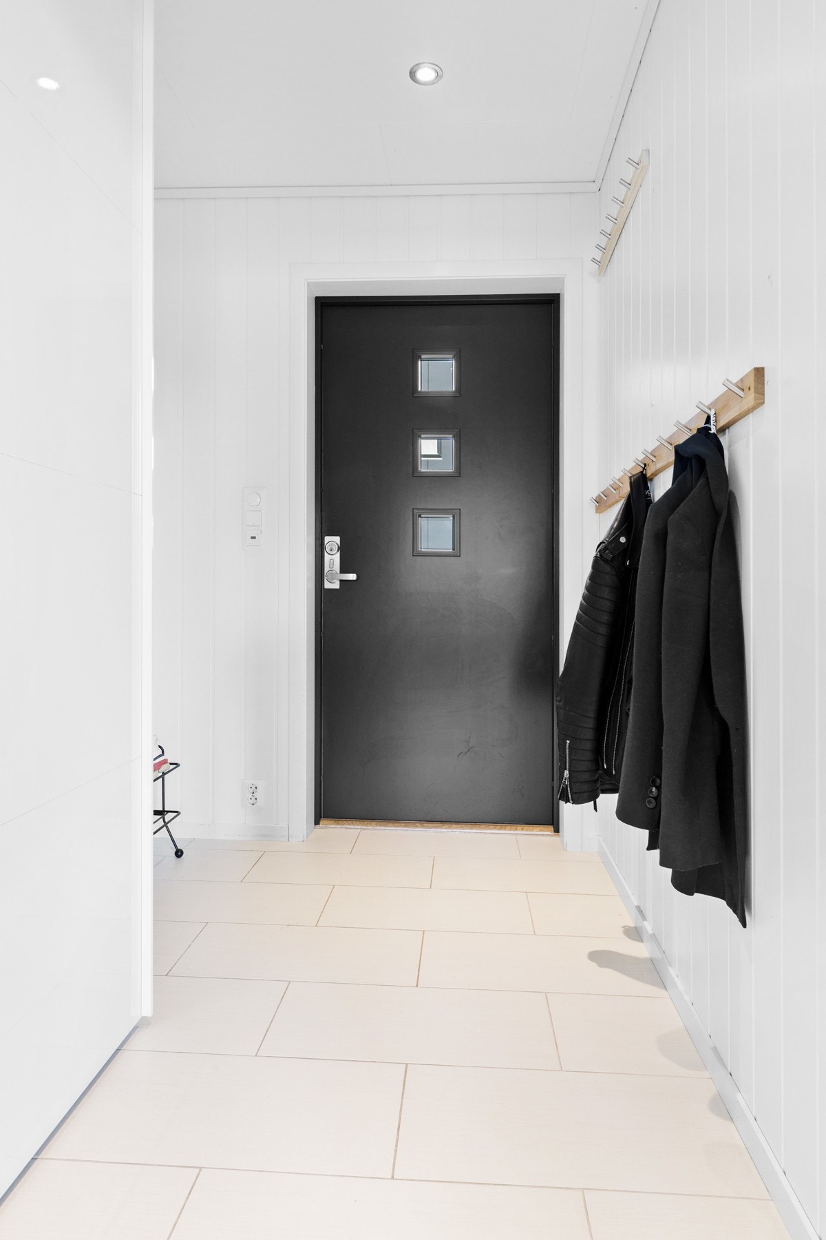 Velkommen inn! Entrèen har flislagd golv med varmekablar og downlights i himlinga. Galleribilde