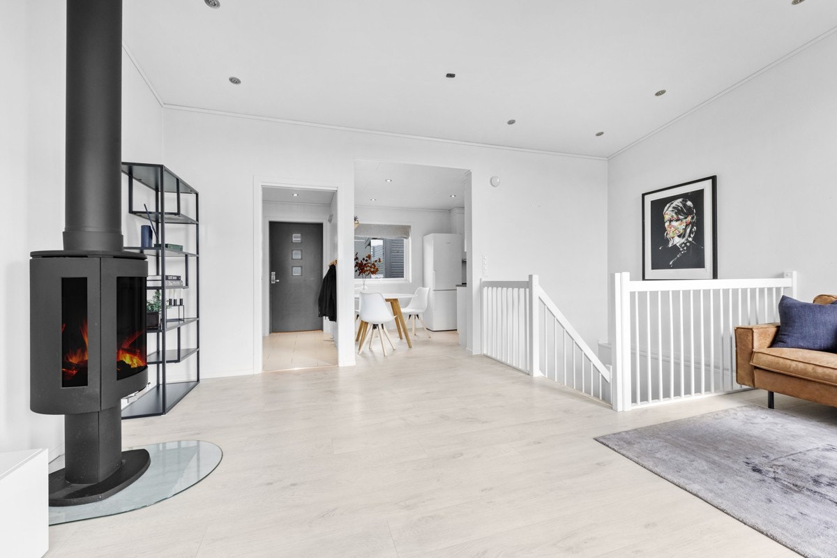 Bustaden har god romløysing. Kjøkkenet er fint skjerma for innsyn frå stova. Galleribilde