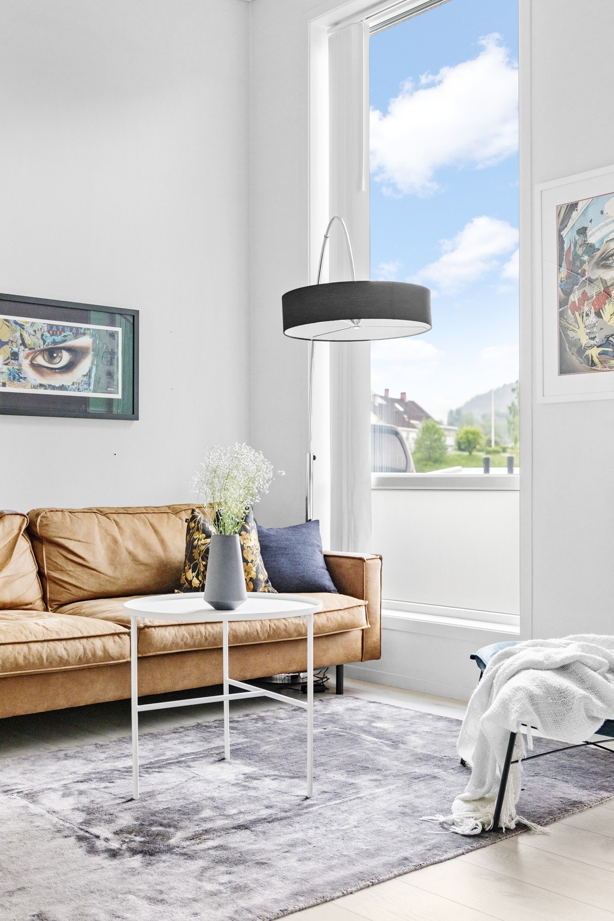 Lyst og pent, legg merke til utforminga på det flotte vindauge ved sofaen Galleribilde