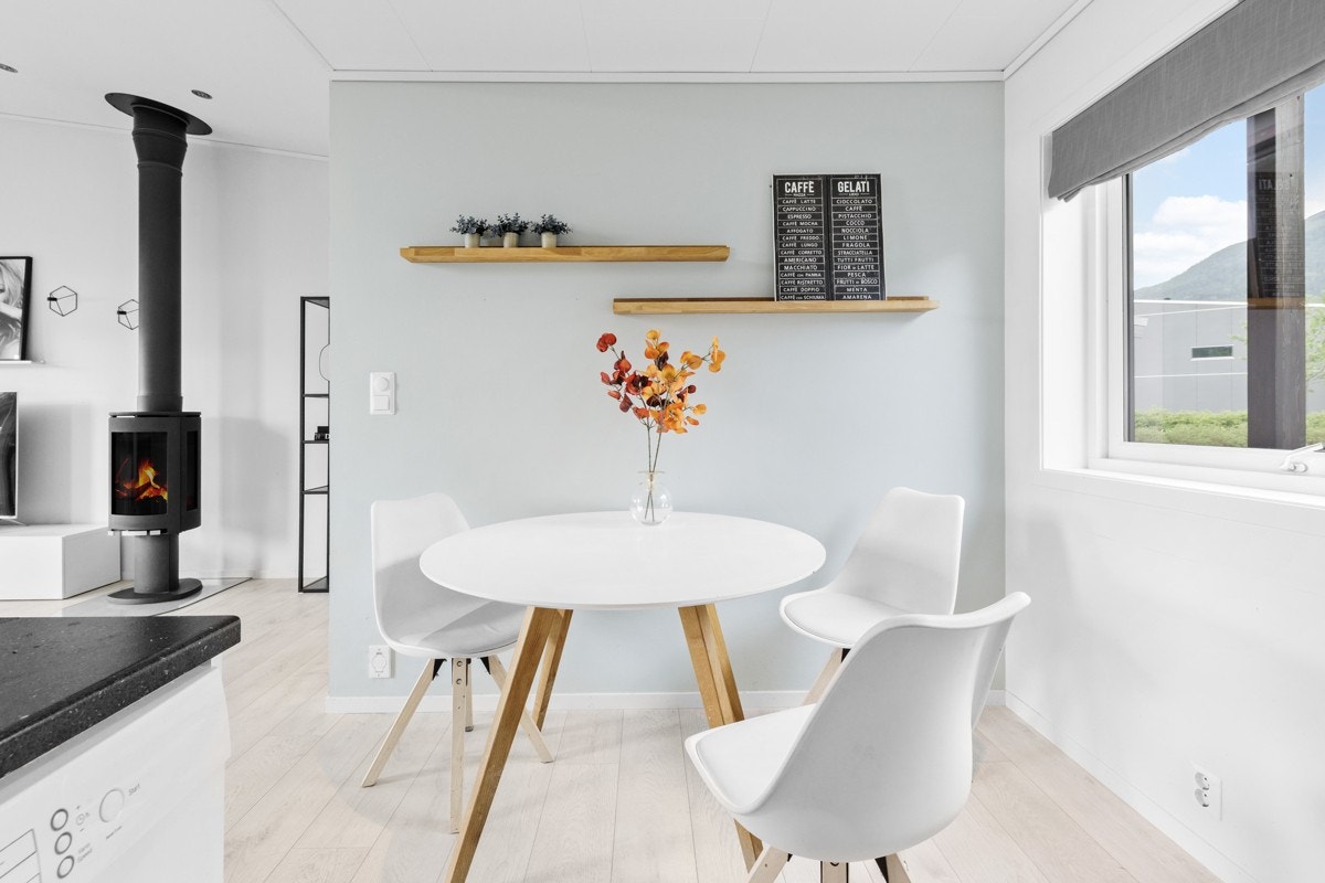 Fin plass til spisegruppe ved vindauge Galleribilde