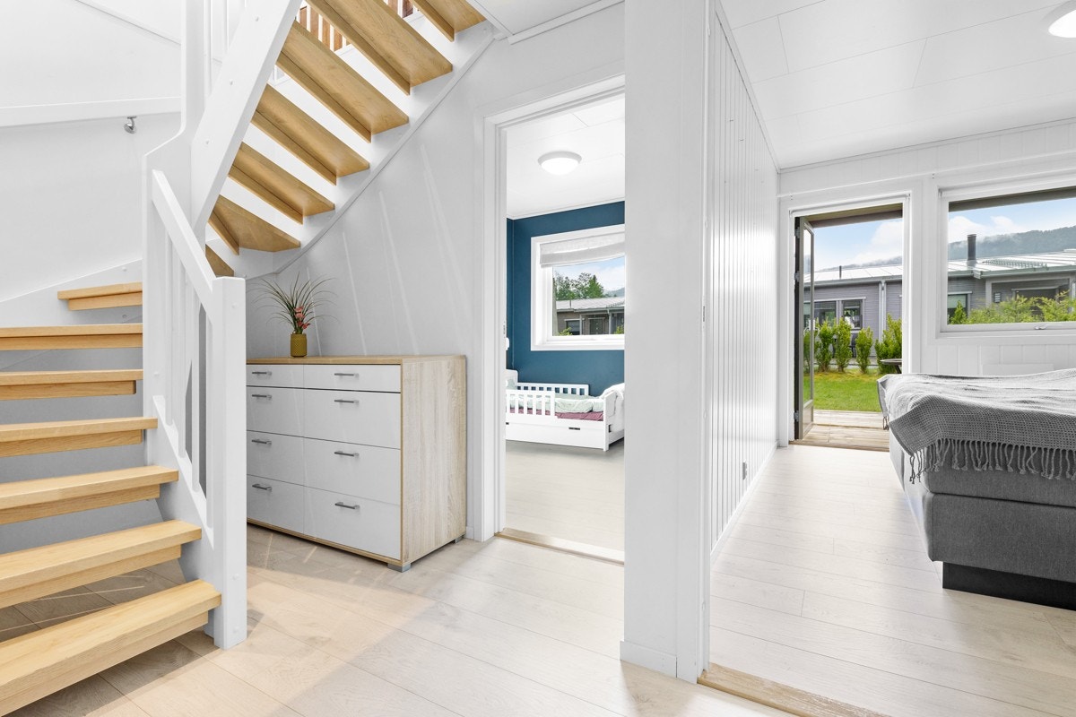 Frå stova ledar flott trapp ned til undertasjen Galleribilde