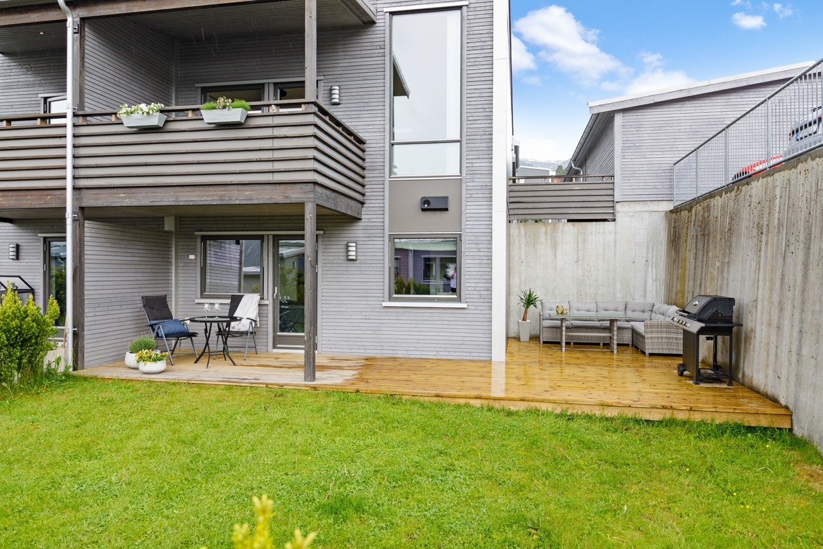 Eigar har laga stor og flott treterrasse på omlag 35m2 Galleribilde