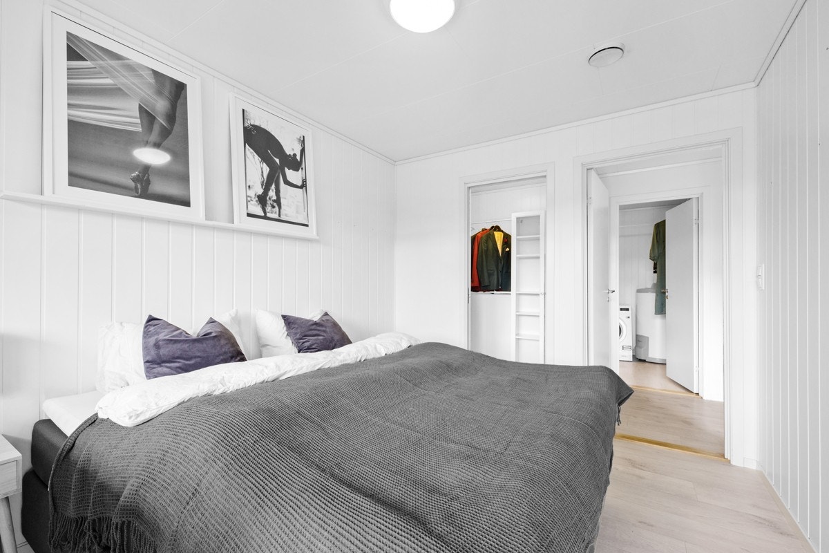 Her nede ligg soveromma. Dette har eige garderoberom. Galleribilde
