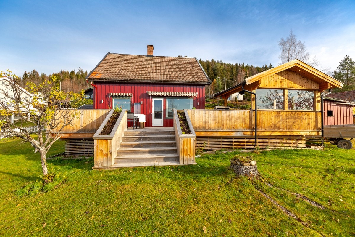 Trapp fra veranda ned til frodig tomt Galleribilde