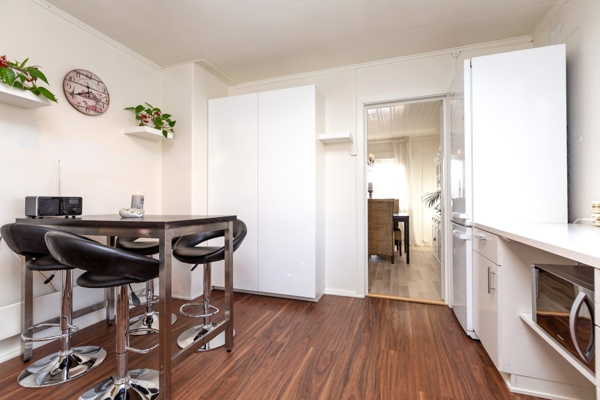 Det er rom for en liten spiseplass på kjøkken i tillegg til spisestuen Galleribilde