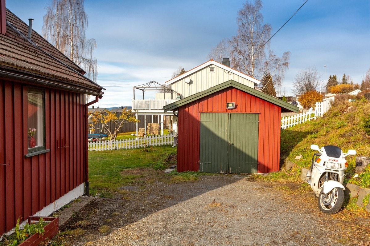 Eldre garasje som er omgjort til snekkerverksted/hobbyrom Galleribilde