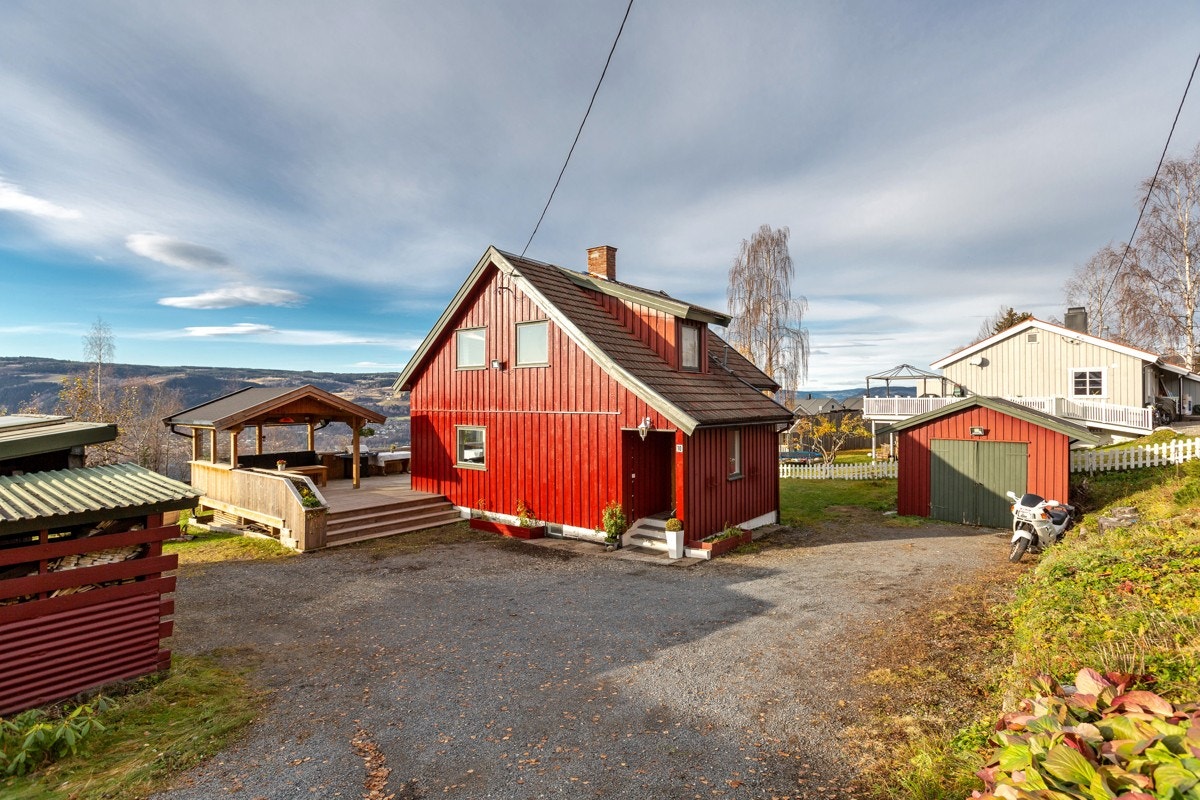 Gruset innkjøring og biloppstilling Galleribilde