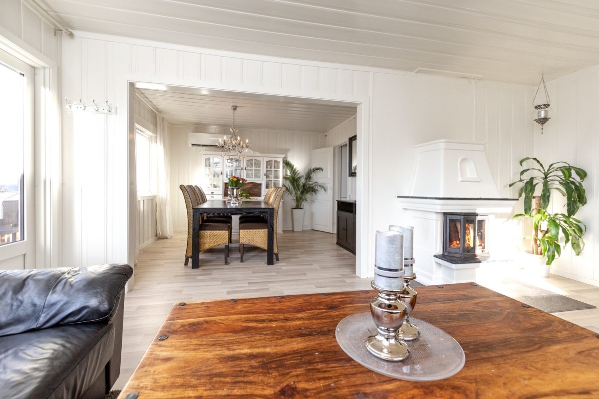 Det er åpent mellom stue og spisestue, noe som gir en god romfølelse Galleribilde