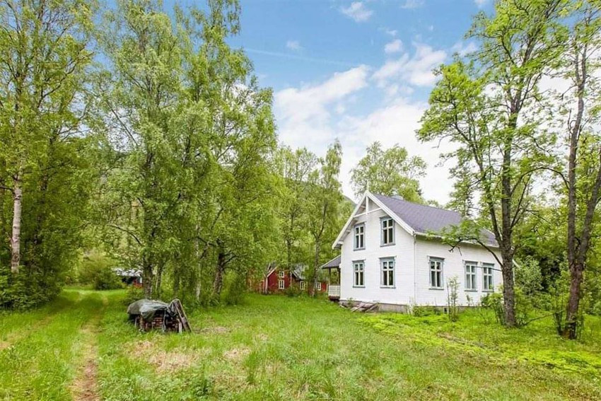Eiendommen ligger flott til med gangavstand til butikk, samt fine naturomgivelser