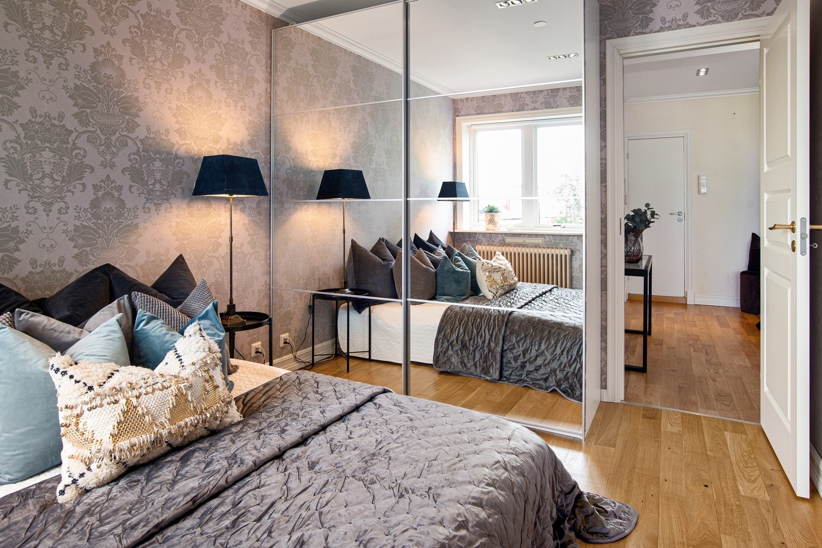 Soverom med påkostet skyvedørgarderobe Galleribilde