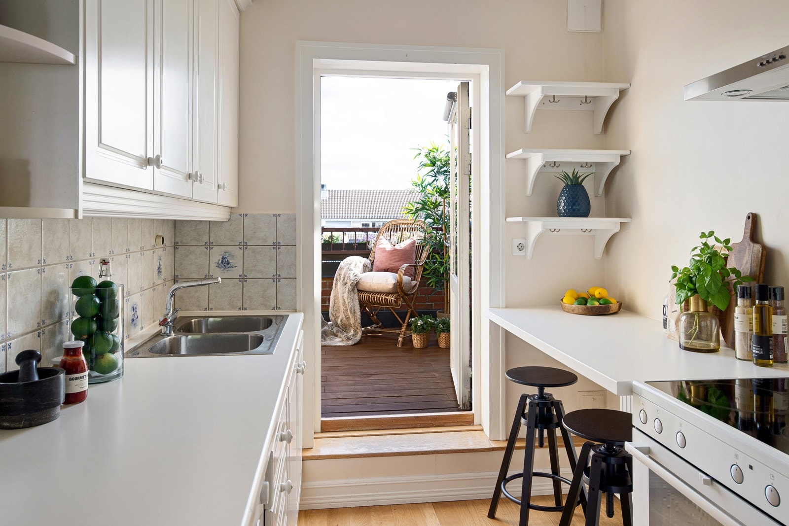 Fra kjøkkenet er det utgang til terrassen Galleribilde