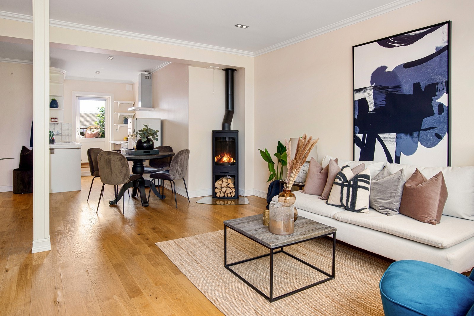 Praktisk og åpen planløsning som er gjennomgående Galleribilde