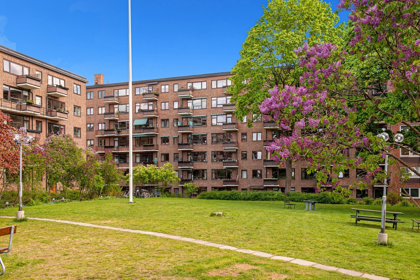 Balkeby er kjent for sin naturskjønne hage og grønne fellesområder Galleribilde