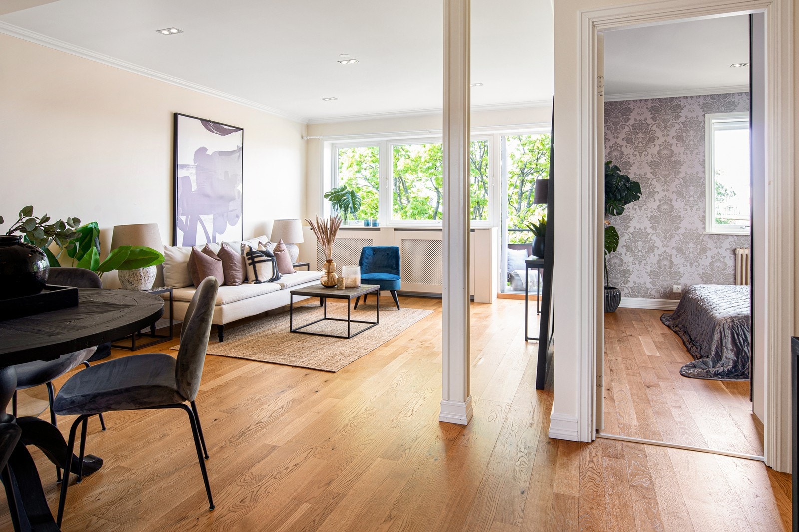 Leiligheten har store vindusflater og det kommer rikelig med dagslys inn i boligen Galleribilde