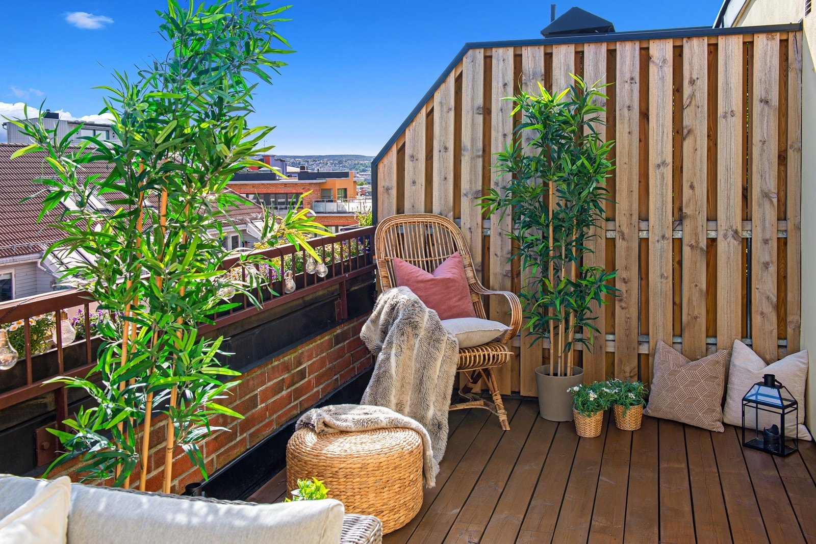 Boligen har to uteplasser- en terrasse og en balkong Galleribilde