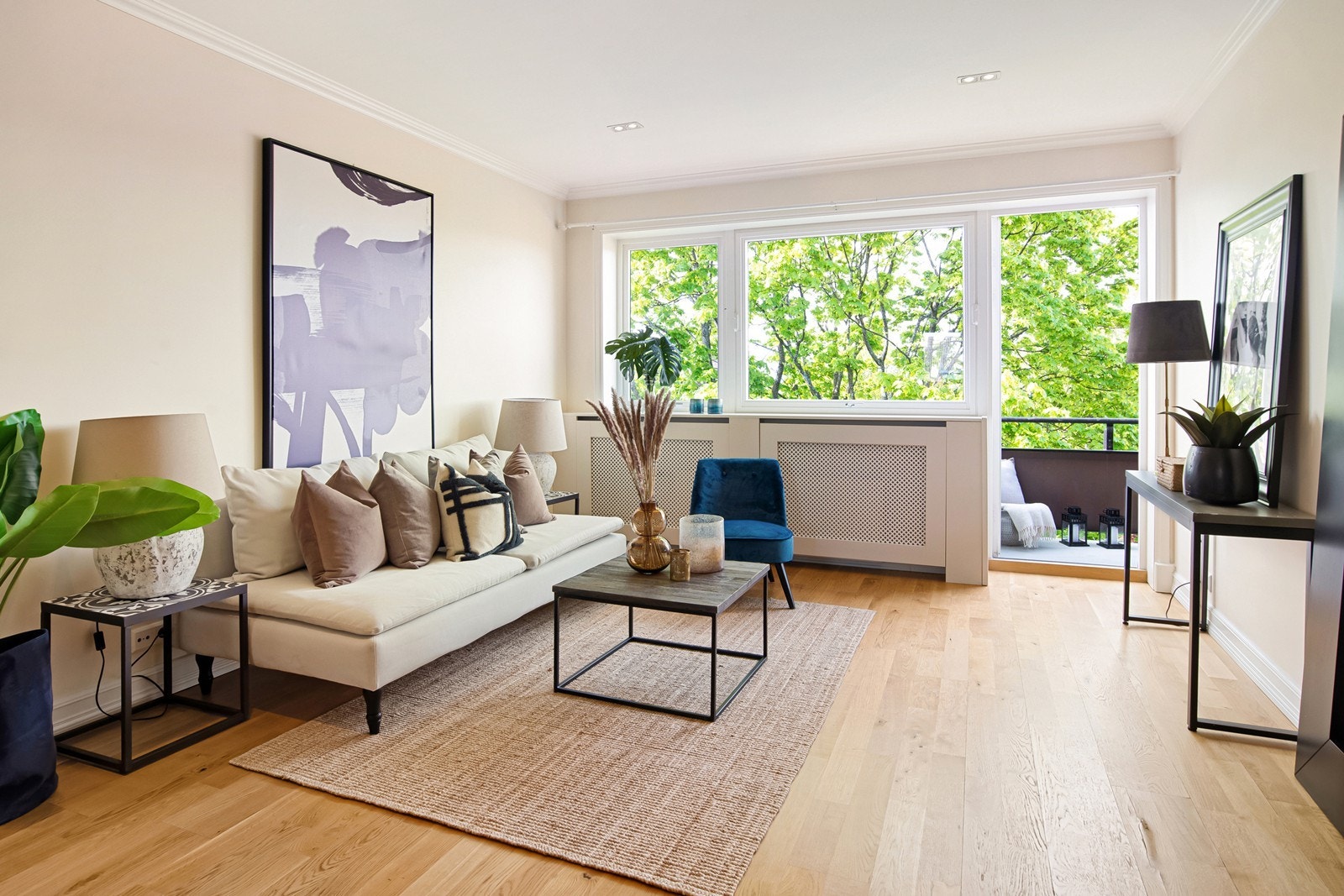 Delikat og lys stue med utgang til balkong Galleribilde