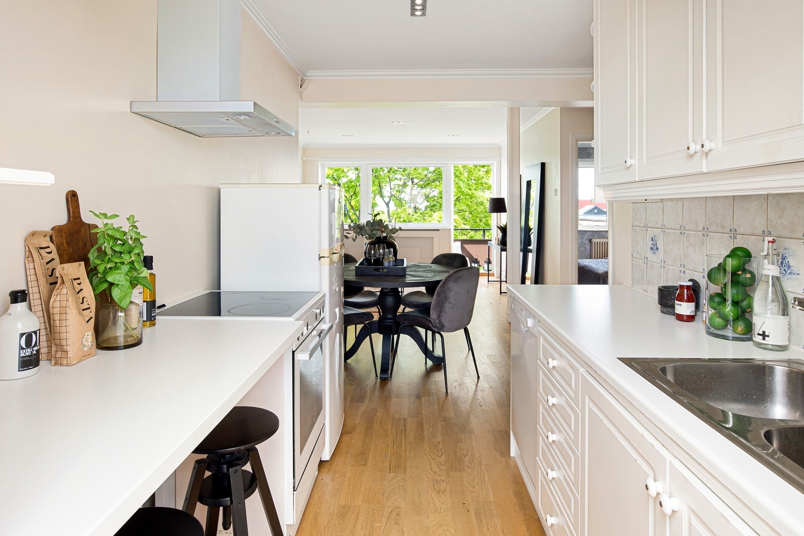 Generøs takhøyde- målt til 2,53 i stue Galleribilde