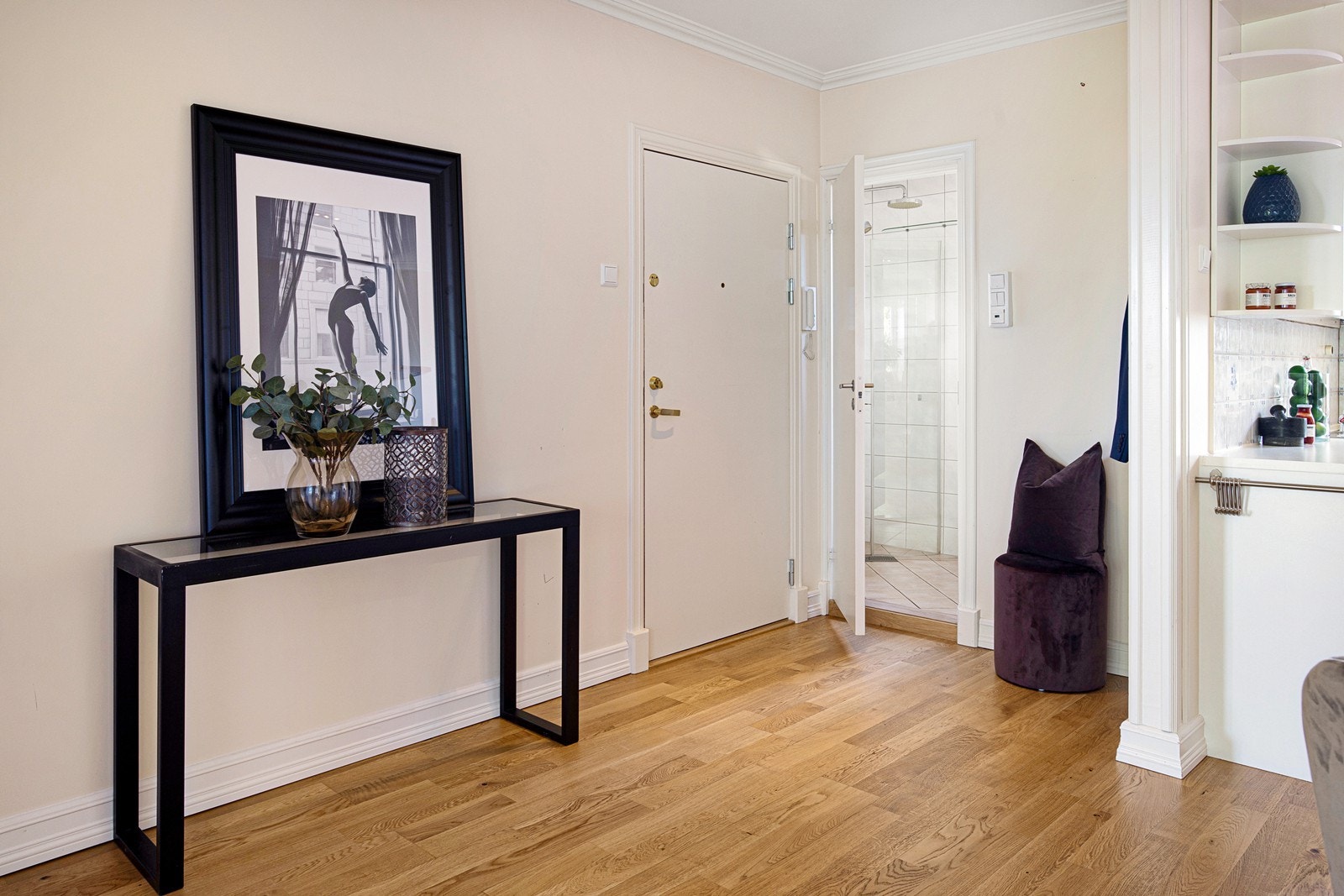 Åpen gang/ entré med god plass til oppbevaring Galleribilde