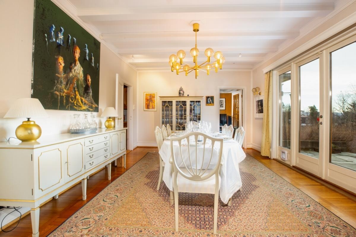 Lekker spisestue med utgang til terrasse/hage Galleribilde